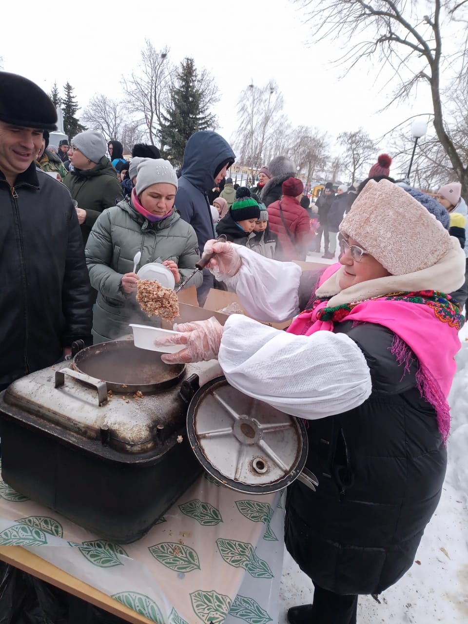 Масленица, угощение кашей.